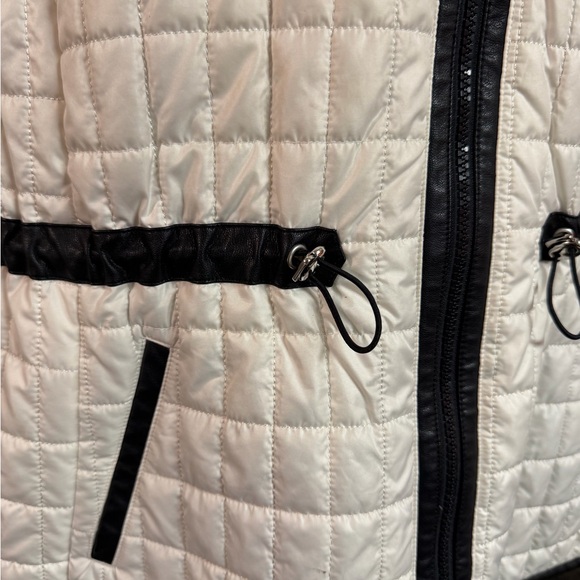 4/$15 Chico's Black and White Quilted Vest - Picture 3 of 6
